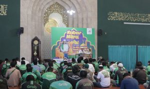 Ratusan mitra pengemudi Grab di Bandung menggelar tausiyah dan bagi-bagi takjil gratis seiring memeriahkan Ramadan.