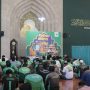 Ratusan mitra pengemudi Grab di Bandung menggelar tausiyah dan bagi-bagi takjil gratis seiring memeriahkan Ramadan.