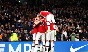 SELEBRASI: Punggawa Manchester United tengah merayakan gol yang tercipta. (Twitter/@manutd_id)