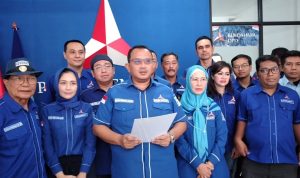 Ketua DPD Partai Demokrat Jawa Barat Anton Sukartono Suratto menyampaikan dukungan kader di Jawa Barat./ Hendrik Muchlison