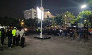 Kapolrestabes Bandung Kombes Pol. Budi Sartono memimpin apel yang dilakukan jajaran Polrestabes Bandung sebelum pelaksanaan patroli serempak di Mapolrestabes Bandung, Jawa Barat, Kamis (6/4/2023). ANTARA/Ricky Prayoga