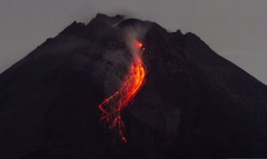 Lava pijar meluncur dari kubah lava Gunung Merapi terlihat Srumbung, Magelang, Jawa Tengah, Minggu (2/4/2023). Menurut data BPPTKG periode pengamatan 1 April 2023 pukul 00.00-24.00 WIB telah terjadi 12 kali guguran lava pijar dengan jarak luncur maksimal 1.500 meter ke arah barat daya (kali Bebeng). ANTARA FOTO/Hendra Nurdiyansyah/foc.