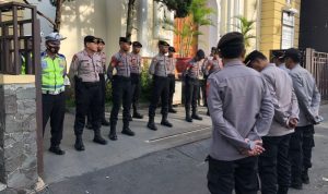 Ormas di Garut Bantu Pengamanan Gereja saat Paskah Sejumlah personel kepolisian melakukan pengamanan gereja di Garut Kota, Kabupaten Garut, Jawa Barat, Jumat (7/4/2023). ANTARA/HO-Polres Garut