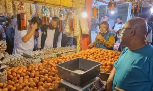 Satgas Pangan Polri mengecek kebutuhan pokok di Pasar Sederhana, Kota Bandung, Jawa Barat, Sabtu (8/4/2023). ANTARA/Bagus Ahmad Rizaldi