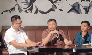 Sempat Dilaporkan Akibat 'Kritik' Lampung, Polda Akhirnya Hentikan Penyelidikan Bima Juru Bicara Keluarga pegiat media sosial Bima Yudho, Bambang Kuncoro (kiri), saat menghadiri diskusi publik di Bandarlampung, Minggu (16/4/2023). (ANTARA/Dian Hadiyatna)
