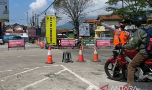 Polisi Garut Lakukan One Way Ke Lingkar Kadungora Guna Mengurai Kemacetan One way dari Bandung menuju Garut harus via Lingkar Kadungora