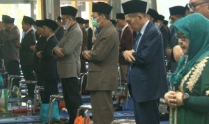 Viral Foto Perempuan Shalat Paling Depan Gabung dengan Laki-Laki/Tangkap Layar Instagram @kepanitiaanalzaytun