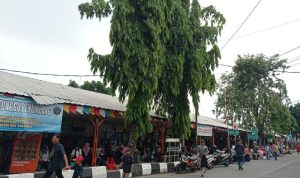 Ruang tunggu Terminal Kalideres, Jakarta, di puncak arus balik, Minggu (30/4/2023). (ANTARA/Sanya Dinda)