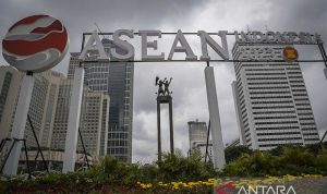 Arsip - Logo KTT ASEAN Summit 2023 terlihat di Bundaran HI, Jakarta (27/1/2023). (ANTARA FOTO/Galih Pradipta/foc/pri)