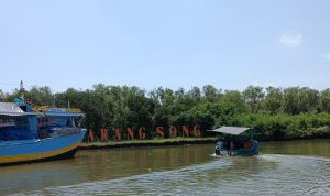 Libur Lebaran, Wisata Pantai Karangsong Indramayu Dipadati Pengunjung