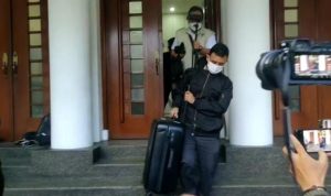 Geledah Balai Kota Bandung, KPK Amankan Tiga Koper Petugas KPK saat membawa sejumlah koper diduga berisi dokumen penting usai melakukan penggeledahan di Balaikota Bandung. Senin (17/4). (Sandi Nugraha/Jabar Ekspres)