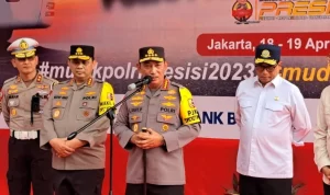 Kapolri Jenderal Listyo Sigit Prabowo turun tangan terkait arus mudik Lebaran 2023 di Tol Cikampek yang memuncak dan intruksikan jajarannya. PMJ News/Fajar.