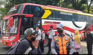 Kisah Zaenal Mustofa pemudik asal Kota Cimahi yang ikut program mudik garis Pemkot Cimahi menjelang Lebaran 2023 usai kena PHK. Algi/Jabar Ekspres.