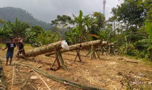 Mengenal tradisi ngadu bedil kawung di wilayah Kabupaten Bandung Barat atau KBB menjelang Idul Fitri 1444 H atau Lebaran 2023. Jabar Ekspres.