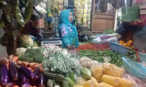 Menjelang Lebaran 2023 harga kebutuhan pokok masyarakat atau Kepokmas di pasar Ujung Berung, Bandung dilaporkan naik termasuk cabai. Fahminah/Jabar Ekspres.