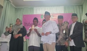 132 Pasangan Nikah Siri di Sukamakmur Jalani Isbat Nikah Plt Bupati Bogor Iwan Setiawan bersama camat Sukamakmur saat memberikan simbolis buku nikah kepada warga sukamakmur yang sebelumnya melangsungkan nikah siri. (SANDIKA FADILAH/JABAR EKSPRES)