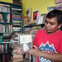 Owner Toko Buku Bandung Deni Rachman menunjukkan salah satu koleksi buku antik yang dimilikinya.