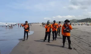 SAR Deploys Five Teams to Search for Drowned Tourist at Parangtritis Beach