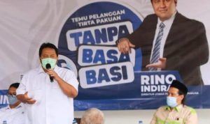 Perumda Tirta Pakuan Kota Bogor, Kejar Target 30 Persen Sambungan Baru Dirut Perumda Tirta Pakuan Kota Bogor, Rino Indira Gusniawan saat berinteraksi langsung dengan para pelanggan. (Yudha Prananda / Jabar Ekspres)