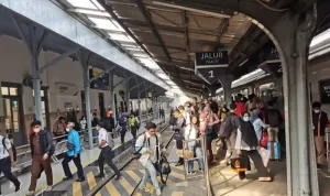 Ilustrasi. Pemudik dapat mencoba fitur connecting trains apabila kehabisan tiket kereta api menjelang mudik Lebaran 2023. ANTARA/Humas KAI Daop 9 Jember.