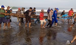 Pencarian Nelayan Hilang di Laut Garut oleh Tim SAR