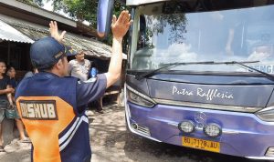 Petugas Gabungan menemukan bus angkutan umum yang tidak layak jalan di Kota Cimahi menjelang mudik Lebaran 2023. Jabar Ekspres.