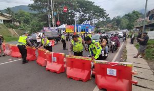 Polresta Bandung kembali lakukan kebijakan rekayasa lalu lintas one way karena kendaraan dari arah Timur jalur Selatan mulai meningkat.