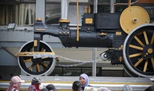 Menelusuri Jejak Sejarah dan Keindahan Kota Lewat Walking Tour Cerita Bandung SEJARAH Masyarakat yang antusias mendengarkan storyteller Cerita Bandung saat walking tour di beberapa titik di Kota Bandung