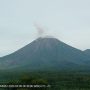 Gunung Semeru yang terpantau dari Pos Pengamatan Semeru di Gunung Sawur, Kabupaten Lumajang, Provinsi Jawa Timur, Rabu (5/4/2023). (PVMBG)