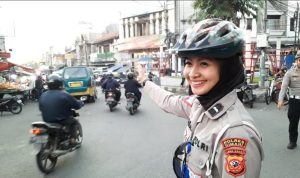 Satlantas Polres Cimahi mengerahkan jajaran Polwan Cantik untuk membagikan nasi kotak untuk masyarakat sambil bersepeda.
