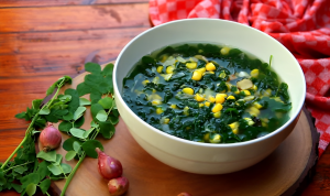 Intip Resep Menu Sahur Sayur Bening Daun Kelor, Anti Ribet! Resep Menu Sahur Sayur Bening Daun Kelor/Foto: Tangkapan Layar YouTube (Delish Tube ID)