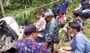 Kendaraan Elf Pariwisata Masuk Jurang di Kecamatan Rongga Sebanyak 20 wisatawan ikut terperosok masuk ke dalam jurang, setelah kendaraan minibus jenis elf yang ditumpanginya hilang kendali.