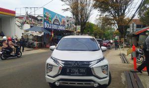 Sebuah kendaraan saat akan memasuki kawasan wisata di Lembang. (Algi/Jabar Ekspres)
