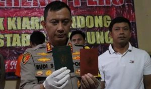 Seorang suami di Kiaracondong, Kota Bandung tega bunuh istrinya sendiri. Mirisnya perbuatannya itu dilakukan tepat pada Hari Raya Idul Fitri,
