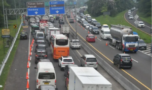 Jalur Ke Puncak Bogor Padat, Jasa Marga Lakukan Rekayasa Lalu Lintas Dari Ciawi Ke Bogor Kepadatan volume kendaraan di Tol Jagorawi mengarah ke Puncak Bogor pada Selasa, 25 April 2023