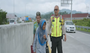 Kangen cucu! Sepasang kakek nenek nekat susuri Tol Cisumdawu