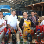 Satgassus Polri bersama Kemenag menunjukkan temuan botol oli palsu atau oli ilegal di Tangerang, Selasa 18 Apri 2023. -Humas Polri-