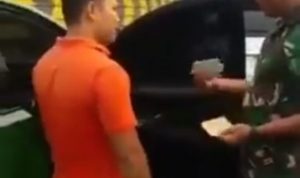 Viral mobil berwarna hijau dengan plat dinas TNI palsu berhasil diamankan anggota TNI usai melaju di jalan tol sembari nyalakan strobo. tangkap layar Twitter Bacang Spesial/PMJ News.
