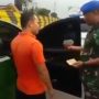 Viral mobil berwarna hijau dengan plat dinas TNI palsu berhasil diamankan anggota TNI usai melaju di jalan tol sembari nyalakan strobo. tangkap layar Twitter Bacang Spesial/PMJ News.