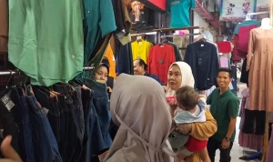 Warga saat berbelanja di Pasar Leuwiliang, Kabupaten Bogor. Foto Sandika Fadilah/Jabar Ekspres.