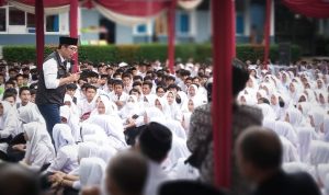 Gubernur Jabar Ridwan Kamil Sepakat Kewenangan SMA Sederajat Dikembalikan ke Daerah Gubernur Jawa Barat Ridwan Kamil saat berada ditengah-tengah ribuan pelajar di SMAN 1 Cigombong, Kabupaten Bogor, Jum'at (31/3). (Yudha Prananda / Jabar Ekspres)