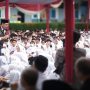 Gubernur Jawa Barat Ridwan Kamil saat berada ditengah-tengah ribuan pelajar di SMAN 1 Cigombong, Kabupaten Bogor, Jum'at (31/3). (Yudha Prananda / Jabar Ekspres)