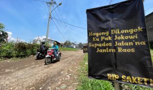 Protes Jalan Rusak, Warga Baleendah Pasang Spanduk di Sepanjang Jalan