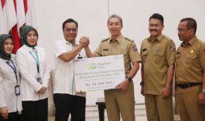Bantu Percepatan ODF, Pegadaian Cabang Pasar Mawar Bangun Septic Tank Komunal di Dua Kelurahan Wakil Wali Kota Bogor, Dedie A. Rachim saat secara simbolis menerima bantuan CSR dari Pegadaian Cabang Pasar Mawar di Balai Kota Bogor, Senin (3/4). (Yudha Prananda / Jabar Ekspres)