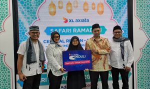President Director & CEO XL Axiata Dian Siswarini (kedua kiri) dan Penjabat Group Head Central Region XL Axiata, Arif Farhan Budiyanto (kiri) dalam acara Safari Ramadan, Rabu, 5 April 2023.