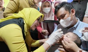 Ist. Pemberian imunisasi polio dalam program Sub PIN. Foto. Humas Jabar.