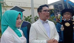 Dok. Gubenur Jabar Ridwan Kamil (kanan) beserta Istri Atalia Praratya (kiri) usai hadiri pemberian Gelar sarjana Alm Emeril Khan Mumtadz (Eril) di ITB Kota Bandung. Sabtu (8/4). Foto. Sandi Nugraha.