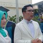 Dok. Gubenur Jabar Ridwan Kamil (kanan) beserta Istri Atalia Praratya (kiri) usai hadiri pemberian Gelar sarjana Alm Emeril Khan Mumtadz (Eril) di ITB Kota Bandung. Sabtu (8/4). Foto. Sandi Nugraha.