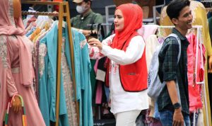 Ratusan Pelaku UMKM Bogor Meriahkan Balkot Ramadan Fest 2023 Salahsatu Pelaku UMKM saat menawarkan produknya diajang Balkot Ramadhan Fest 2023 di Plaza Balaikota Bogor, Senin (10/4). (Yudha Prananda / Jabar Ekspres)