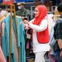 Salahsatu Pelaku UMKM saat menawarkan produknya diajang Balkot Ramadhan Fest 2023 di Plaza Balaikota Bogor, Senin (10/4). (Yudha Prananda / Jabar Ekspres)